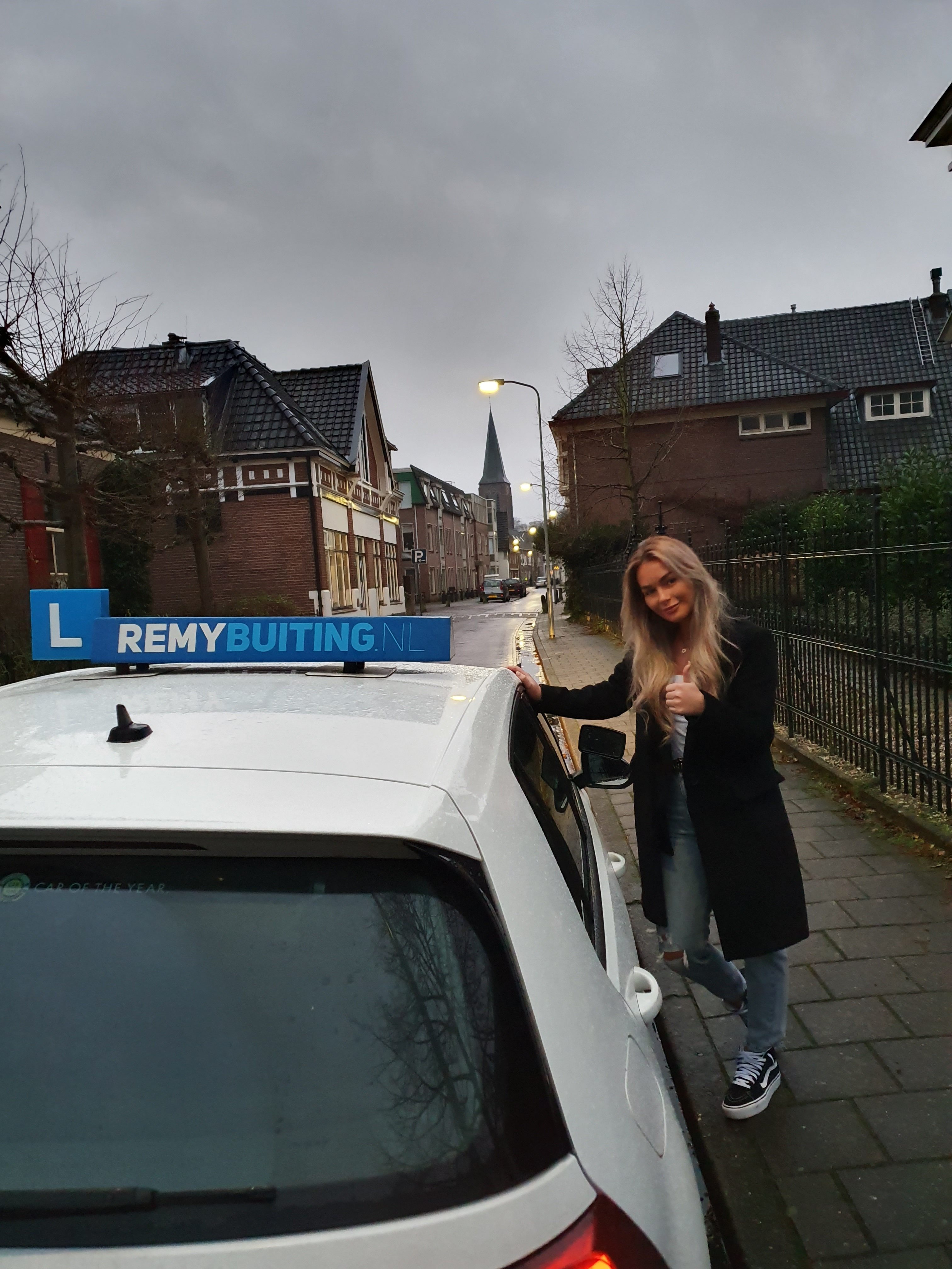 Gefeliciteerd Sanny in 1 keer geslaagd voor je rijbewijs!