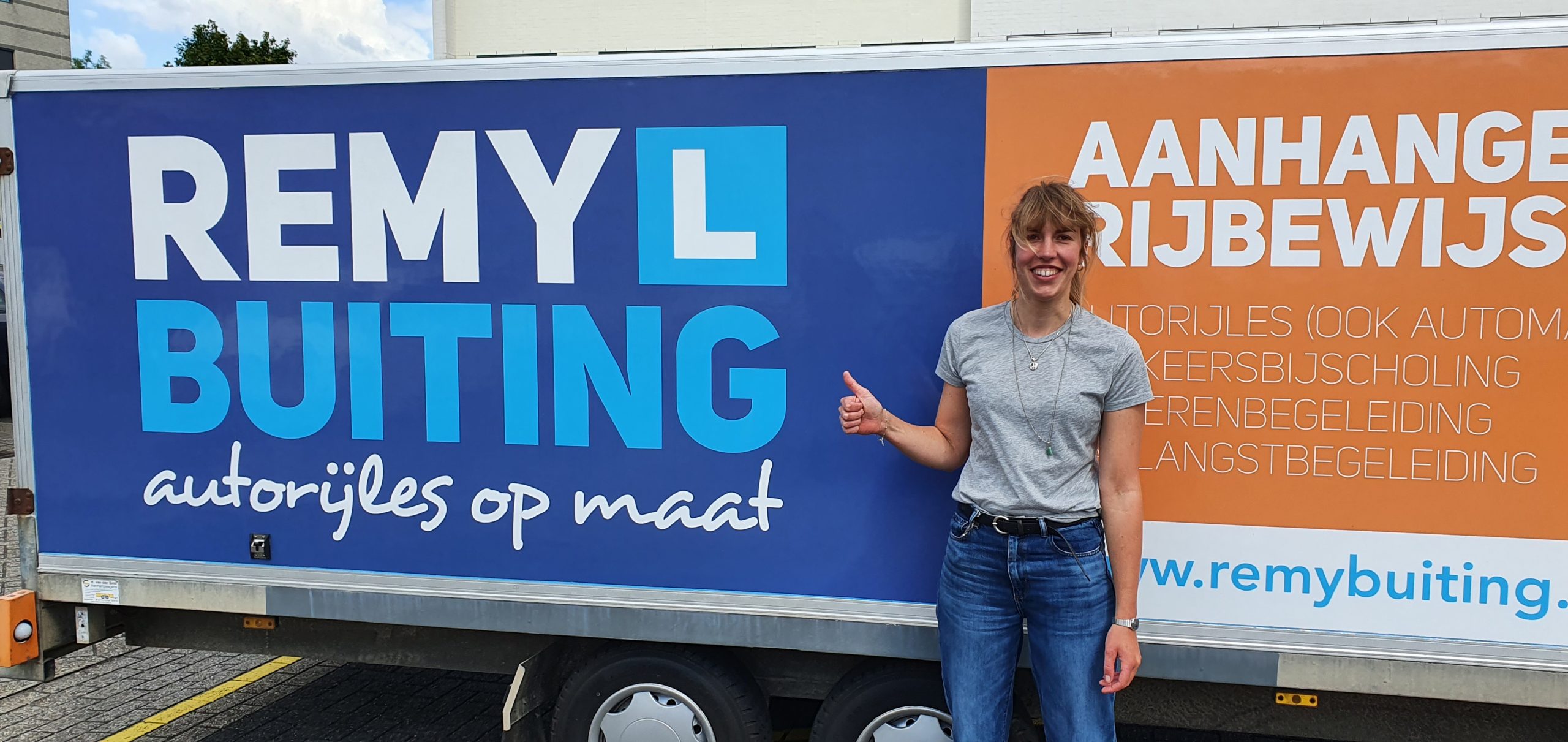 Gefeliciteerd Lineke in 1 keer geslaagd voor je E achter B rijbewijs!