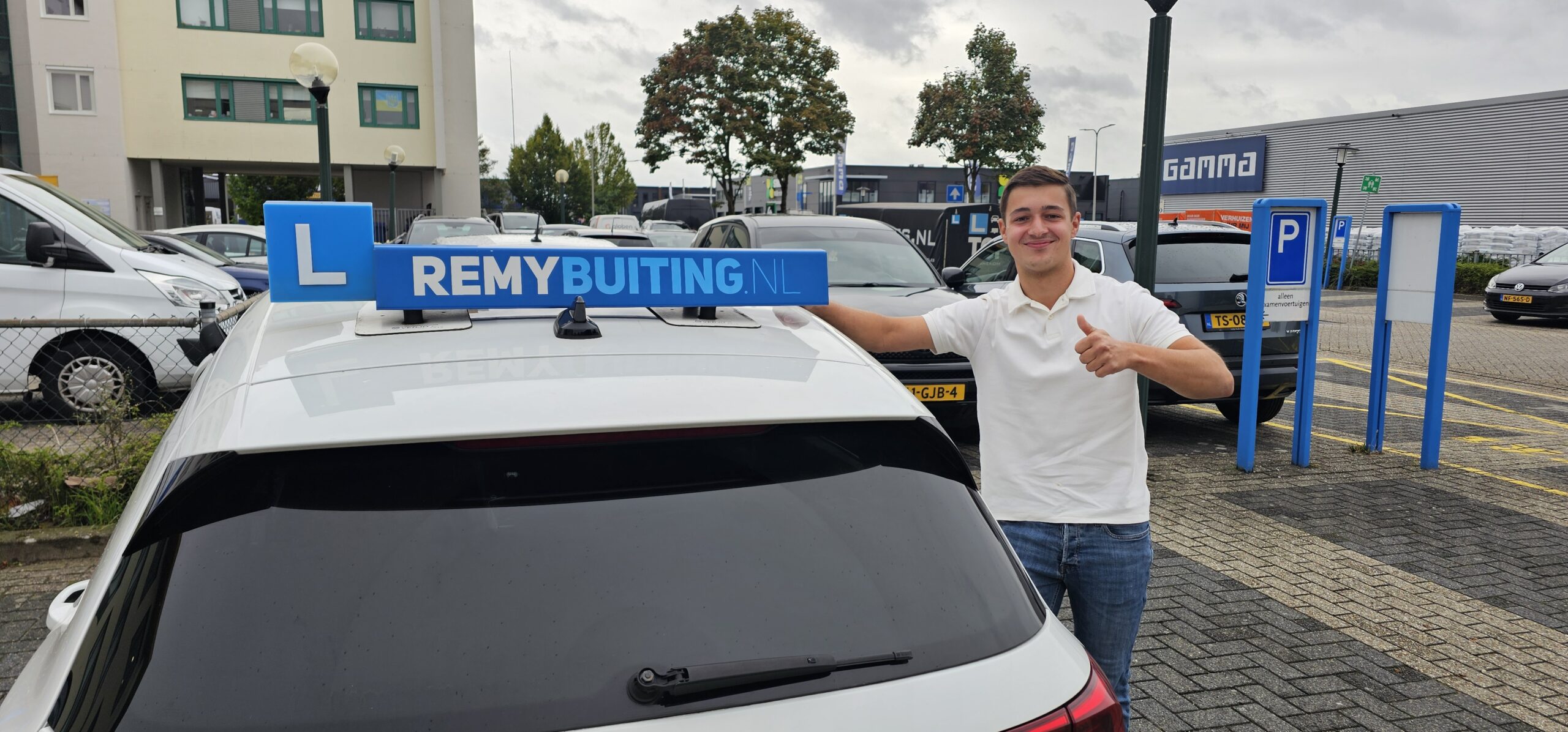Gefeliciteerd Emre geslaagd voor je rijbewijs!