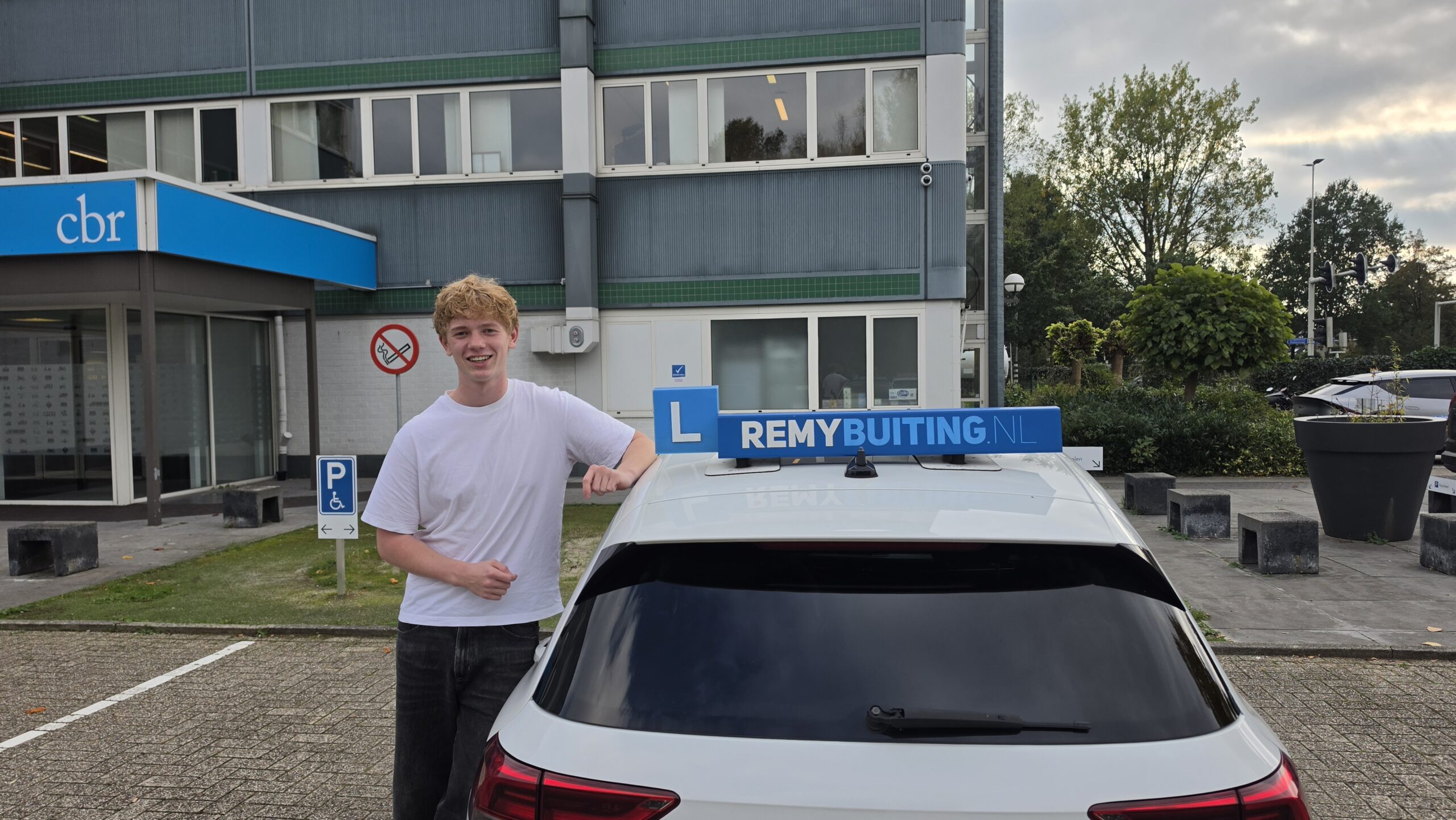 Gefeliciteerd Simeon n 1 keer geslaagd voor je rijbewijs!