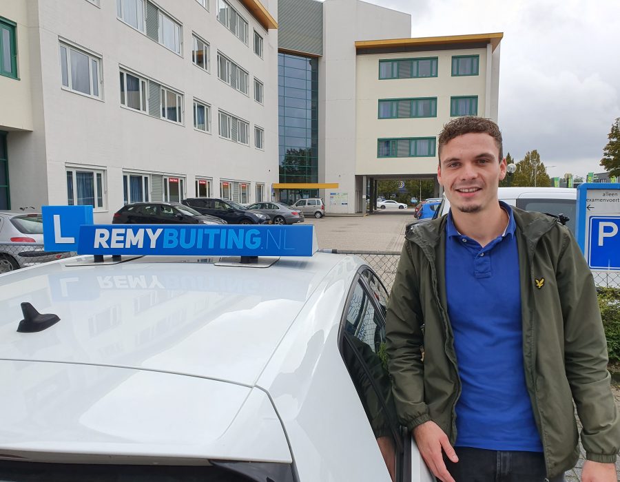 Gefeliciteerd Stan in 1 keer geslaagd voor je rijbewijs.