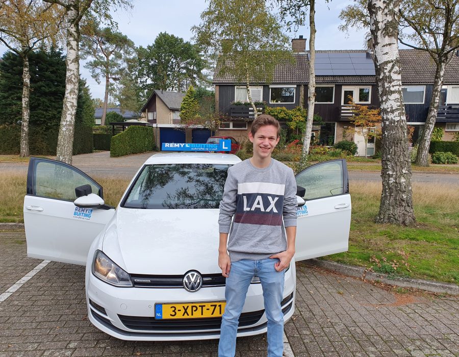 Gefeliciteerd Simon in 1 keer geslaagd voor je rijbewijs!