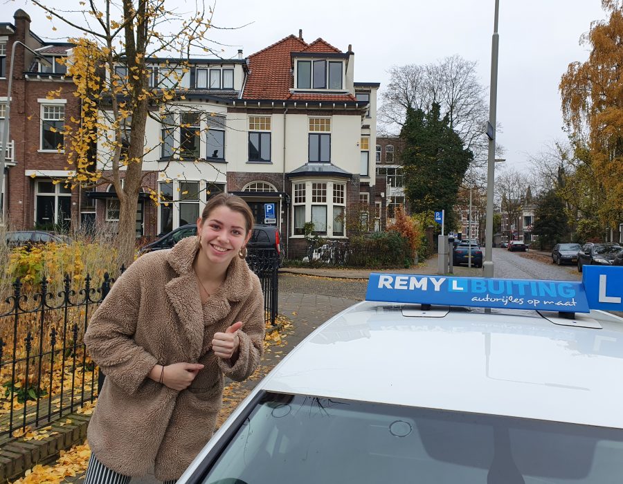 Hoppa, gefeliciteerd Anniek in 1 keer geslaagd voor je rijbewijs!