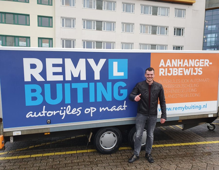 Gefeliciteerd Ramon in 1 keer geslaagd voor je E achter B rijbewijs!
