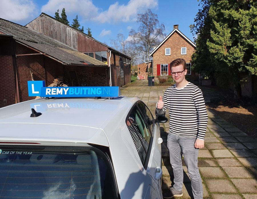 Gefeliciteerd Niek in 1 keer geslaagd voor je rijbewijs!