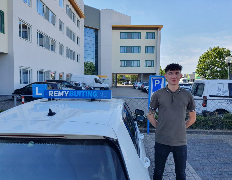 Gefeliciteerd Byron in 1 keer geslaagd voor je rijbewijs!