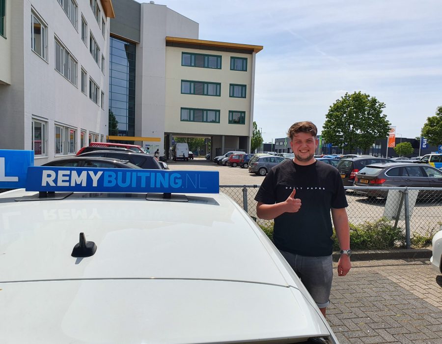 Gefeliciteerd Dinand in 1 keer geslaagd voor je rijbewijs!