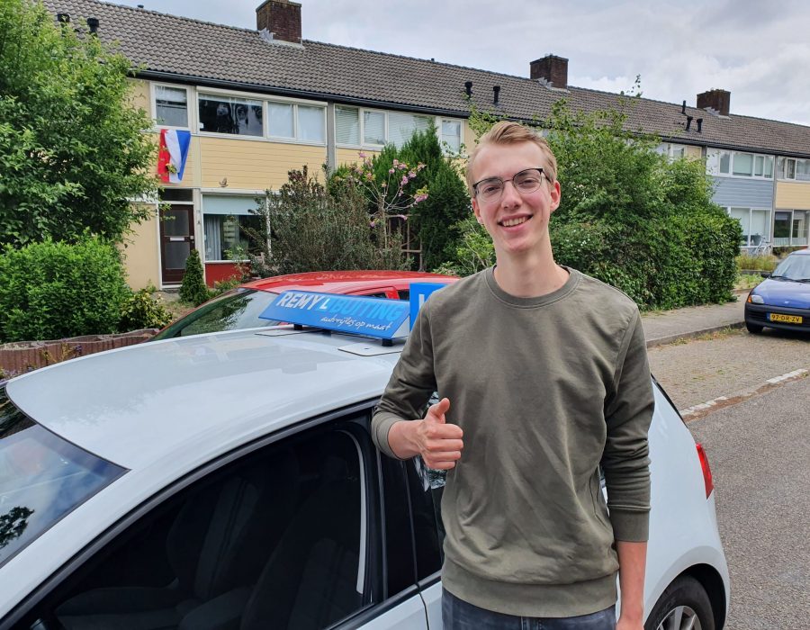 Gefeliciteerd Sam in 1 keer geslaagd voor je rijbewijs!