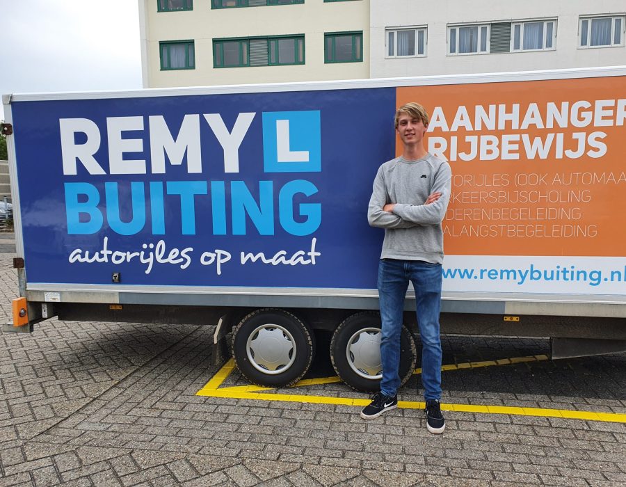 Gefeliciteerd Timo in 1 keer geslaagd voor je E achter B rijbewijs!