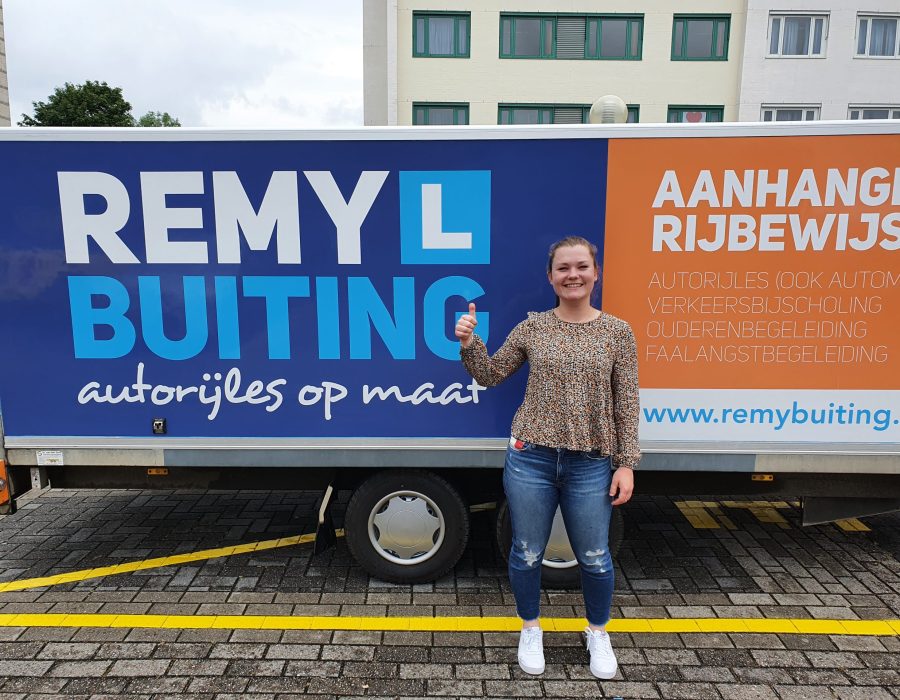 Gefeliciteerd Nena in 1 keer geslaagd voor je E achter B rijbewijs!