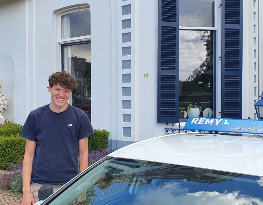 Gefeliciteerd Sem in 1 keer geslaagd voor je rijbewijs!