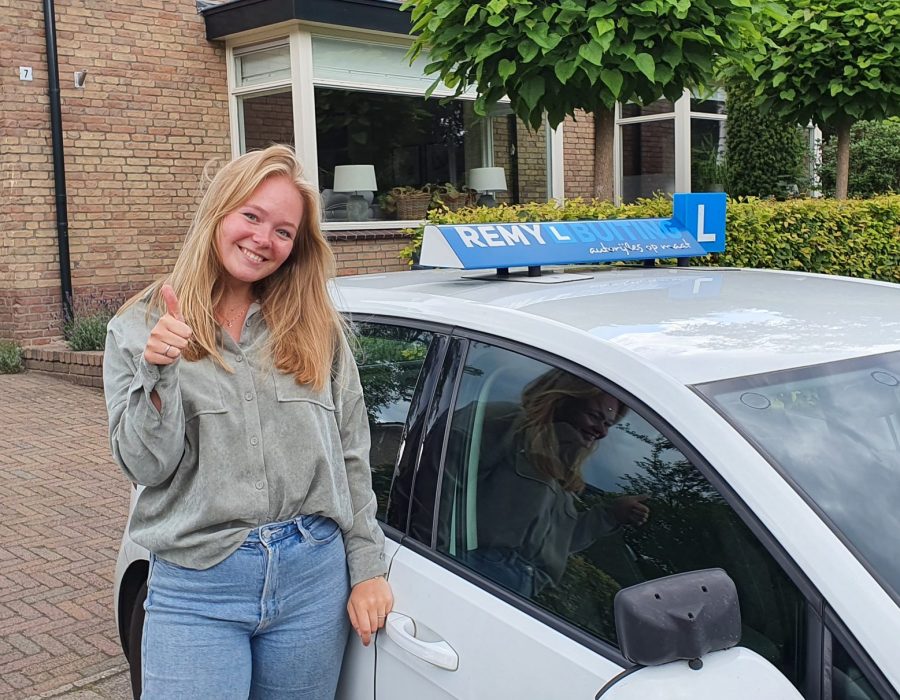 Gefeliciteerd Fleur geslaagd voor je rijbewijs!