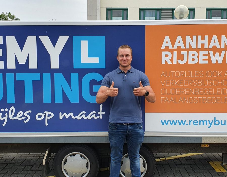Gefeliciteerd Naut in 1 keer geslaagd voor je E achter b rijbewijs!