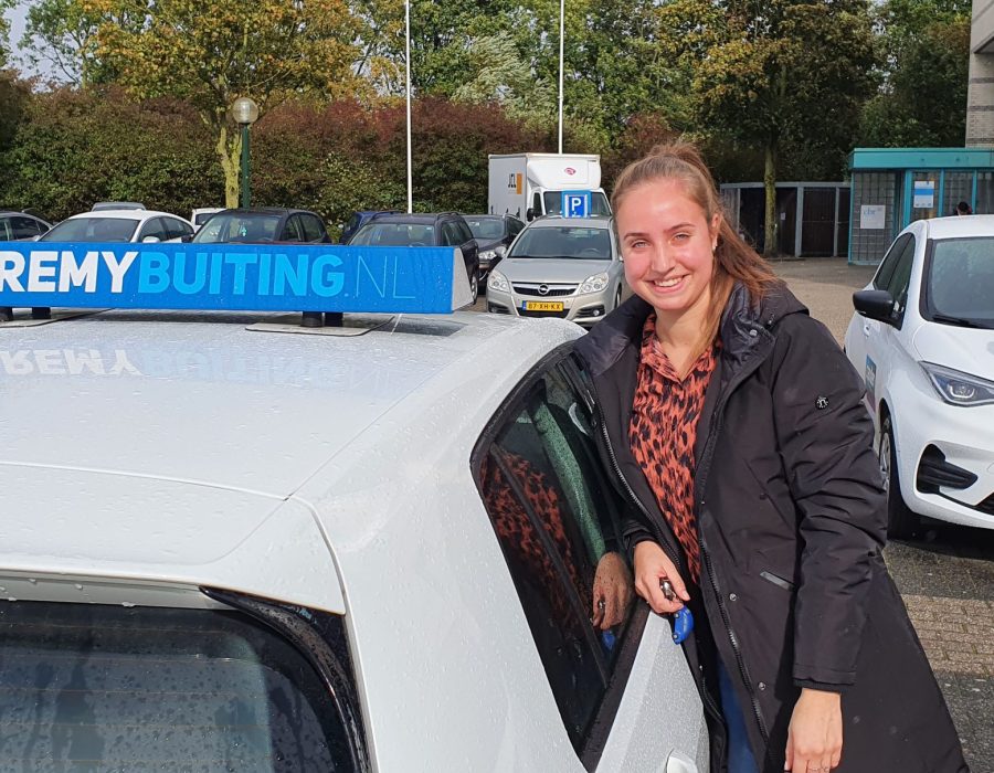 Gefeliciteerd Marit in 1 keer geslaagd voor je rijbewijs!