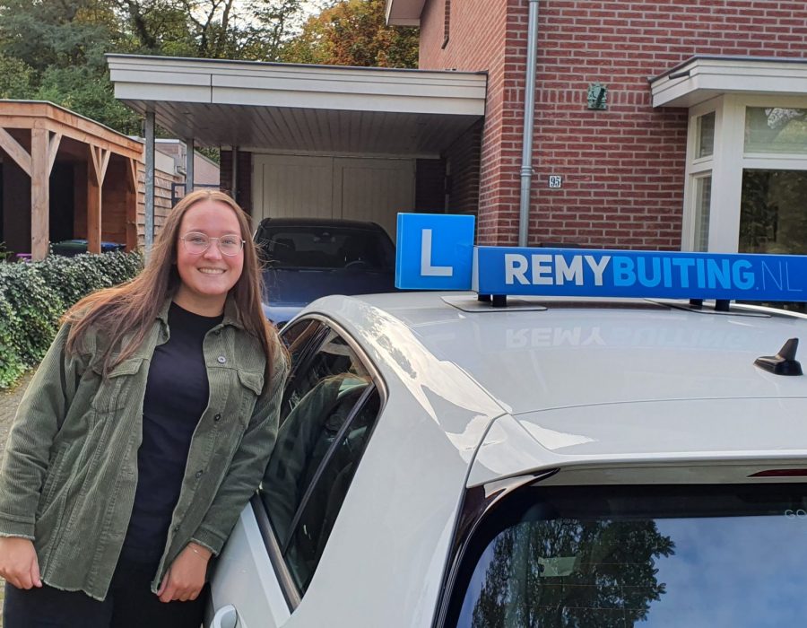 Gefeliciteerd Inez in 1 keer geslaagd voor je rijbewijs!