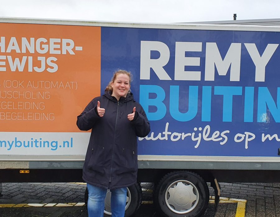 Gefeliciteerd Sanne in 1 keer geslaagd voor je E achter B rijbewijs!