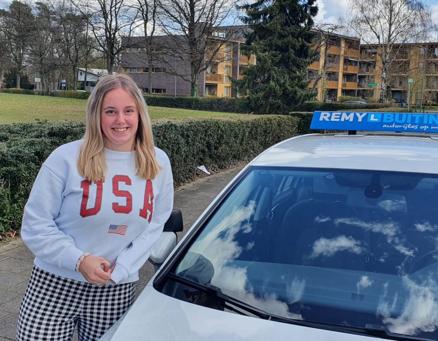 Gefeliciteerd Sanne in 1 keer geslaagd voor je rijbewijs!