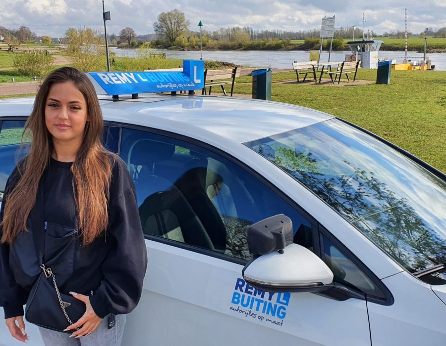 Gefeliciteerd Romy in 1 keer geslaagd voor je rijbewijs!