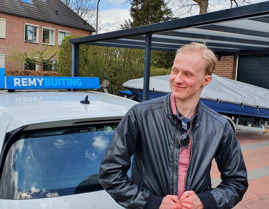 Gefeliciteerd Tristan geslaagd voor je rijbewijs.