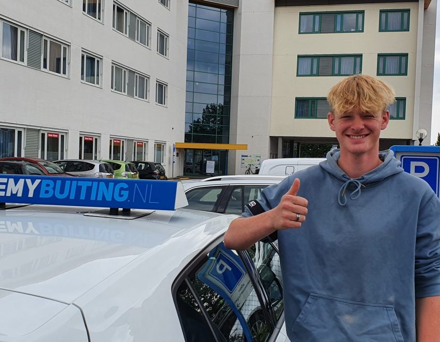 Gefeliciteerd Tjibbe in 1 keer geslaagd voor je rijbewijs!