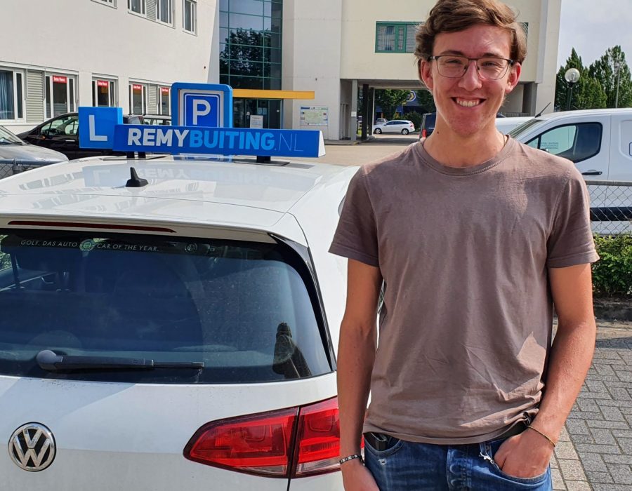 Gefeliciteerd Jelmer geslaagd voor je rijbewijs!