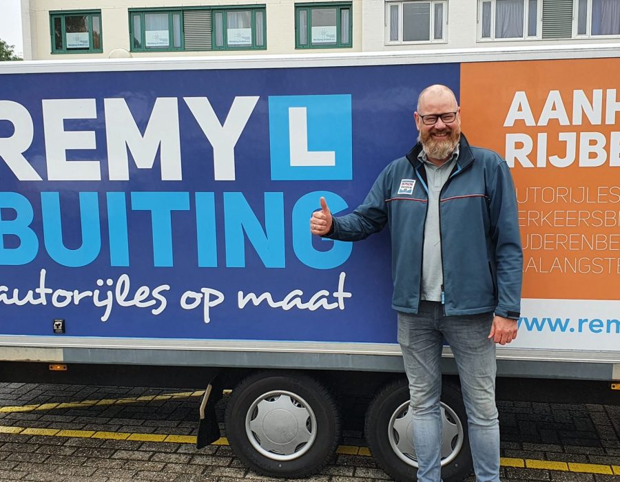 Gefeliciteerd Corne in 1 keer geslaagd voor je E achter B rijbewijs!