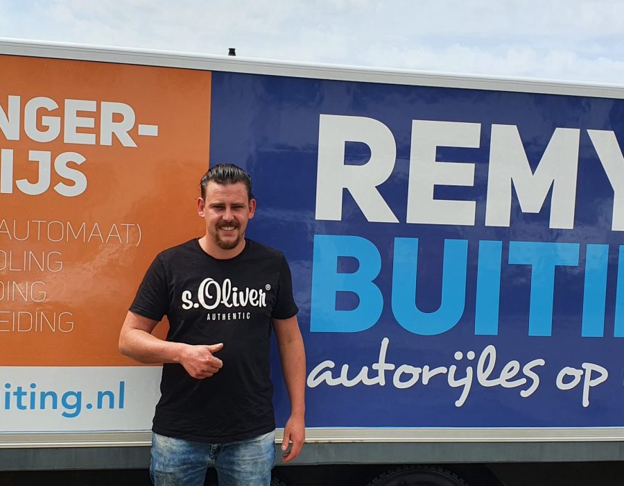 Gefeliciteerd Dennis in 1 keer geslaagd voor je E achter B rijbewijs!