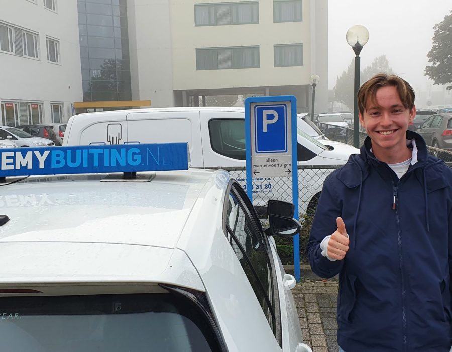 Gefeliciteerd Sander in 1 keer geslaagd voor je rijbewijs!