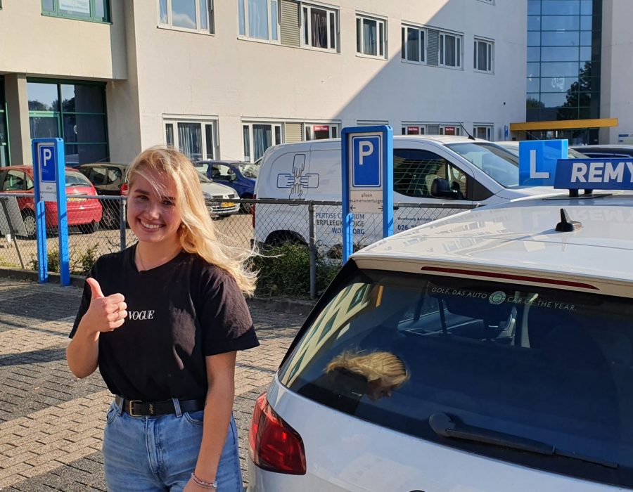 Gefeliciteerd Renate in 1 keer geslaagd voor je rijbewijs!