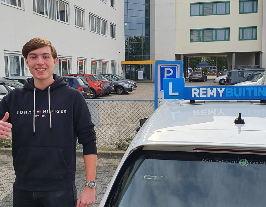 Gefeliciteerd Rick in 1 keer geslaagd voor je rijbewijs!