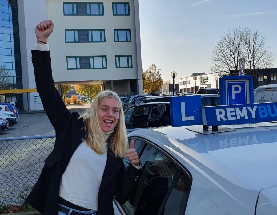 Gefeliciteerd Maaike in 1 keer geslaagd voor je rijbewijs!