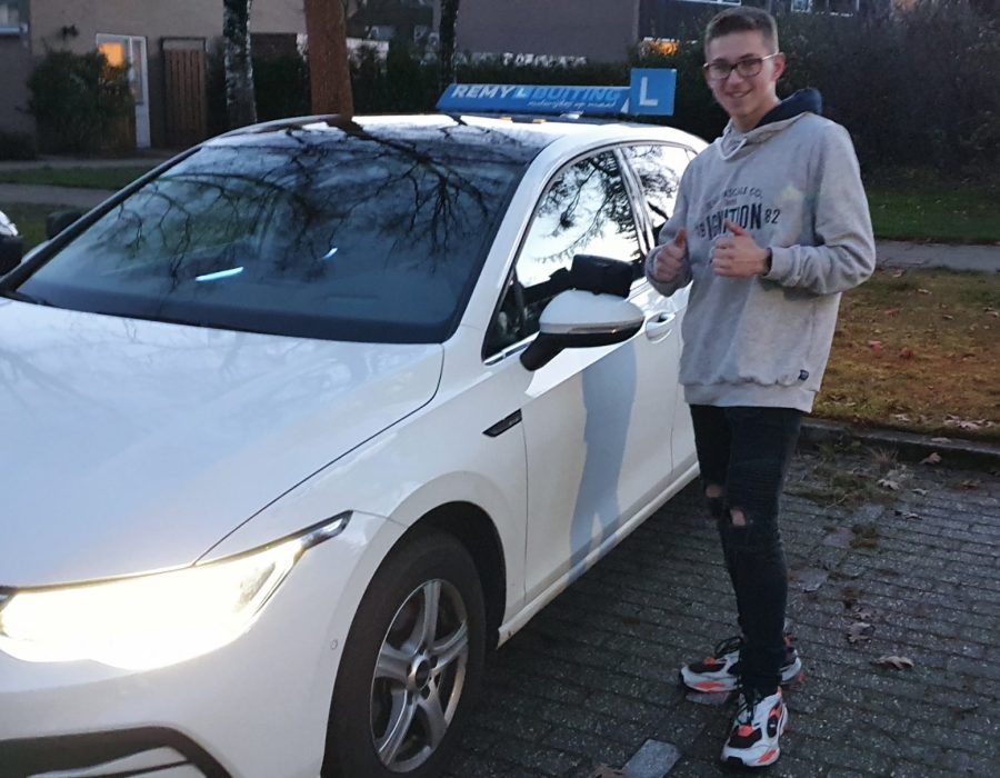 Gefeliciteerd Lucas in 1 keer geslaagd voor je rijbewijs!