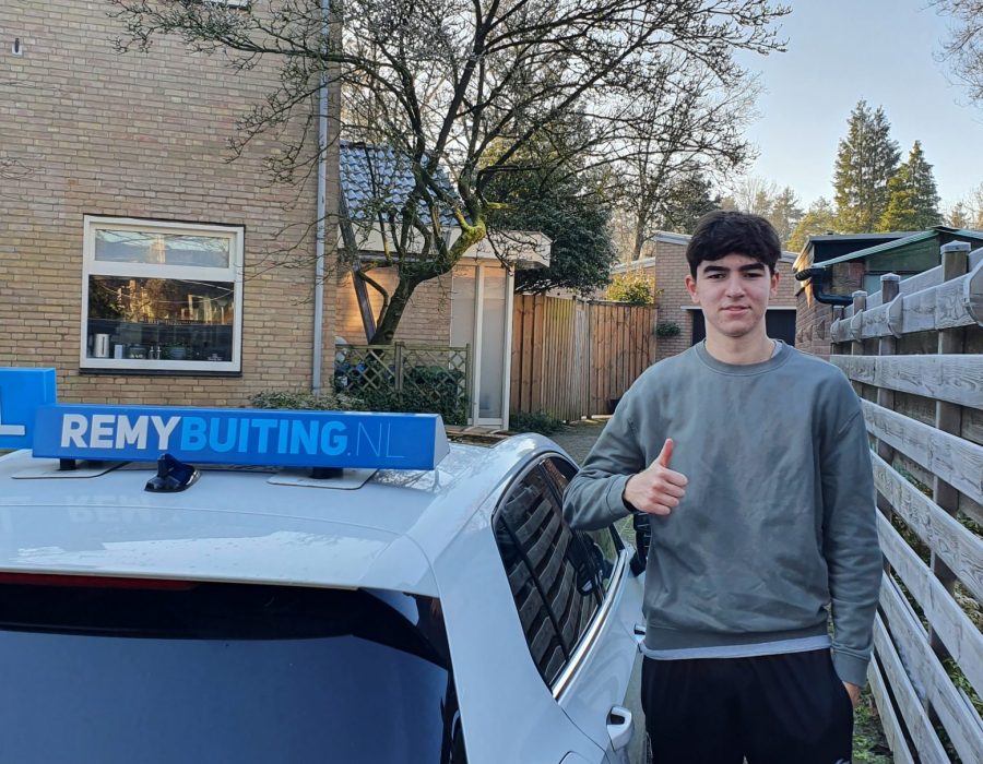 Gefeliciteerd Luca geslaagd voor je rijbewijs!