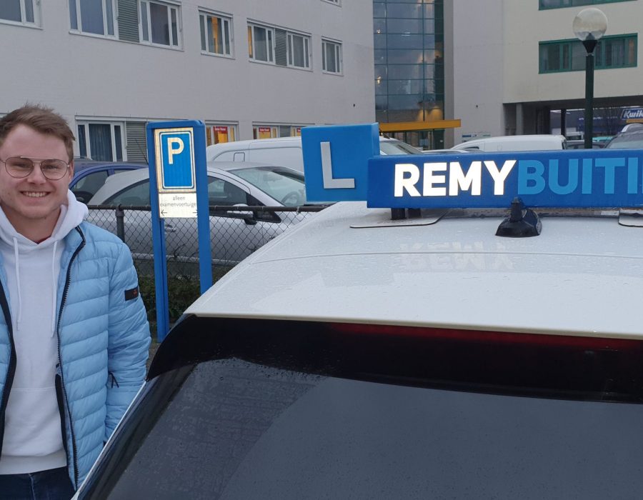 Gefeliciteerd Rick in 1 keer geslaagd voor je rijbewijs!