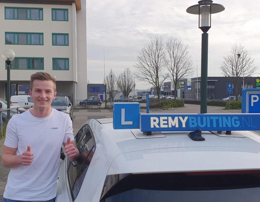 Gefeliciteerd Matthias in 1 keer geslaagd voor je rijbewijs!