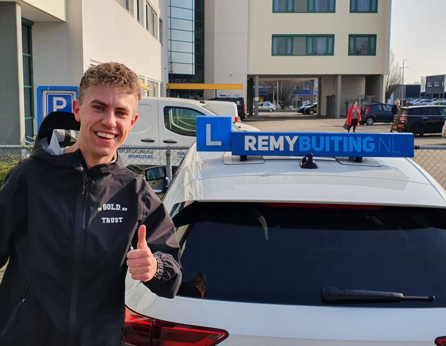 Gefeliciteerd Sjoerd geslaagd voor je rijbewijs!