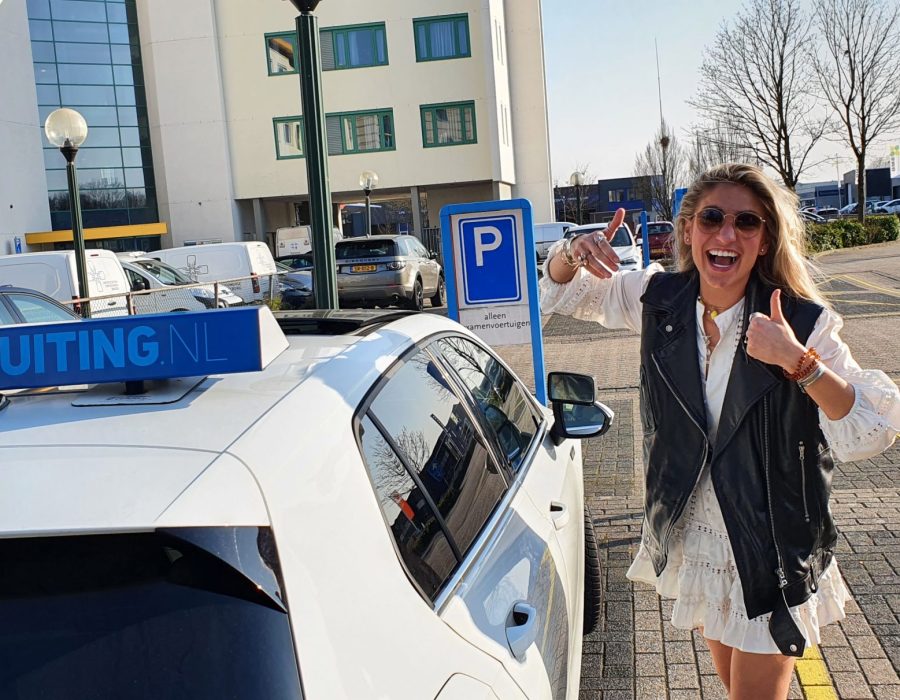 Gefeliciteerd Jasmine in 1 keer geslaagd voor je rijbewijs!