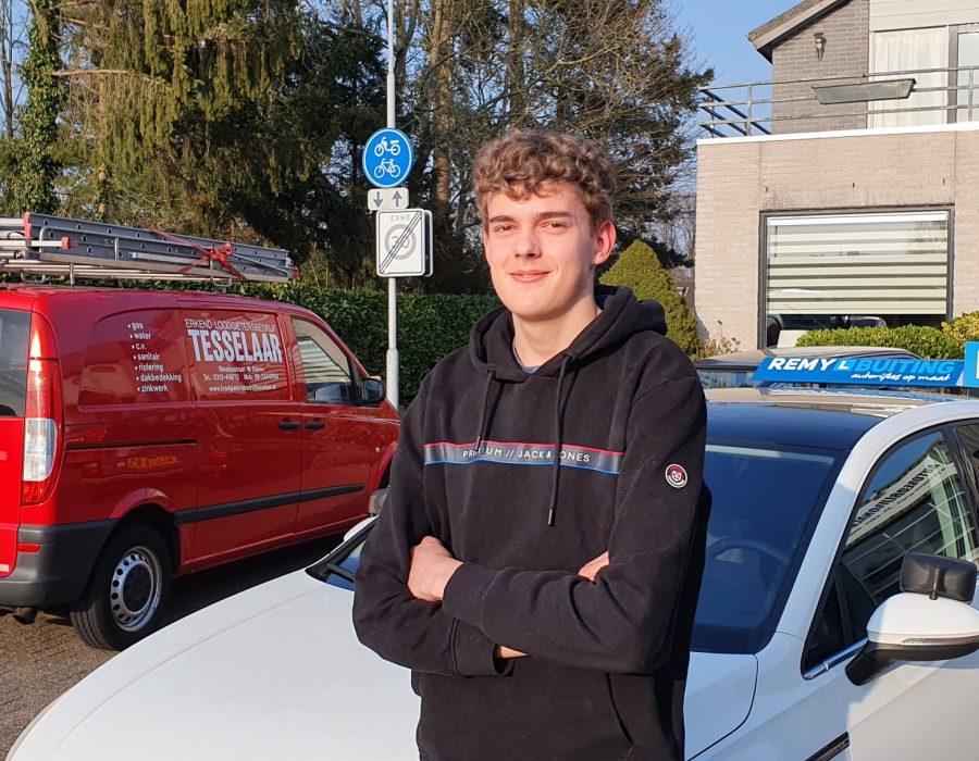 Gefeliciteerd Bram in 1 keer geslaagd voor je rijbewijs!