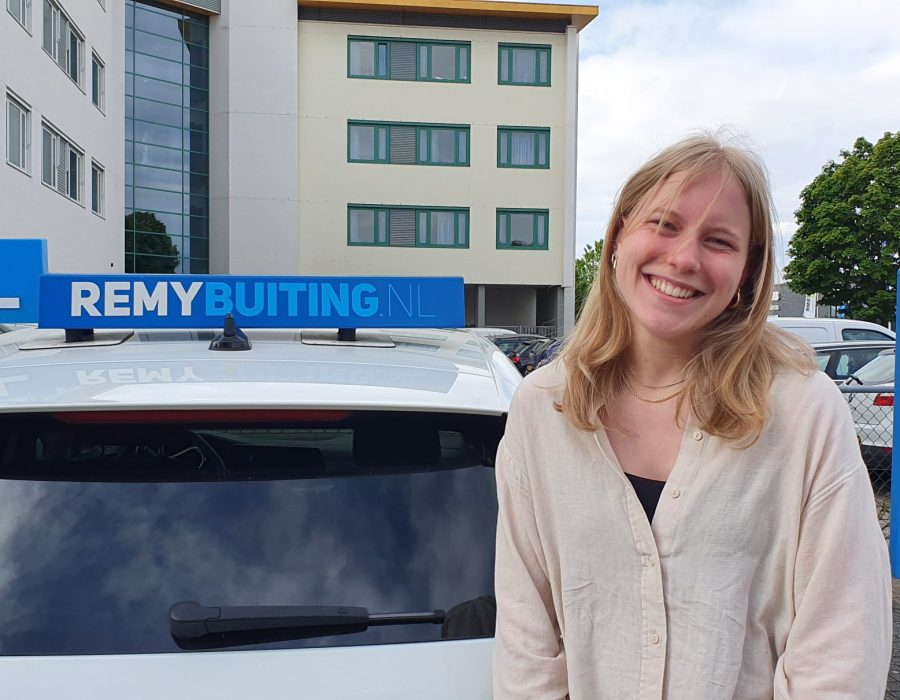 Gefeliciteerd Juliet in 1 keer geslaagd voor je rijbewijs!