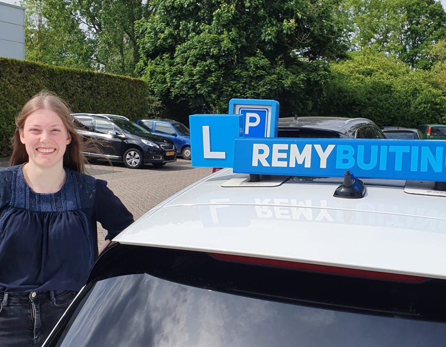 Gefeliciteerd Floortje in 1 keer geslaagd voor je rijbewijs!