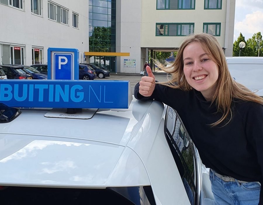 Gefeliciteerd Eva in 1 keer geslaagd voor je rijbewijs!