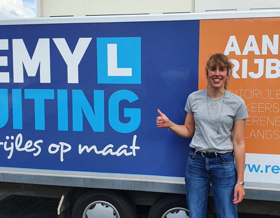 Gefeliciteerd Lineke in 1 keer geslaagd voor je E achter B rijbewijs!