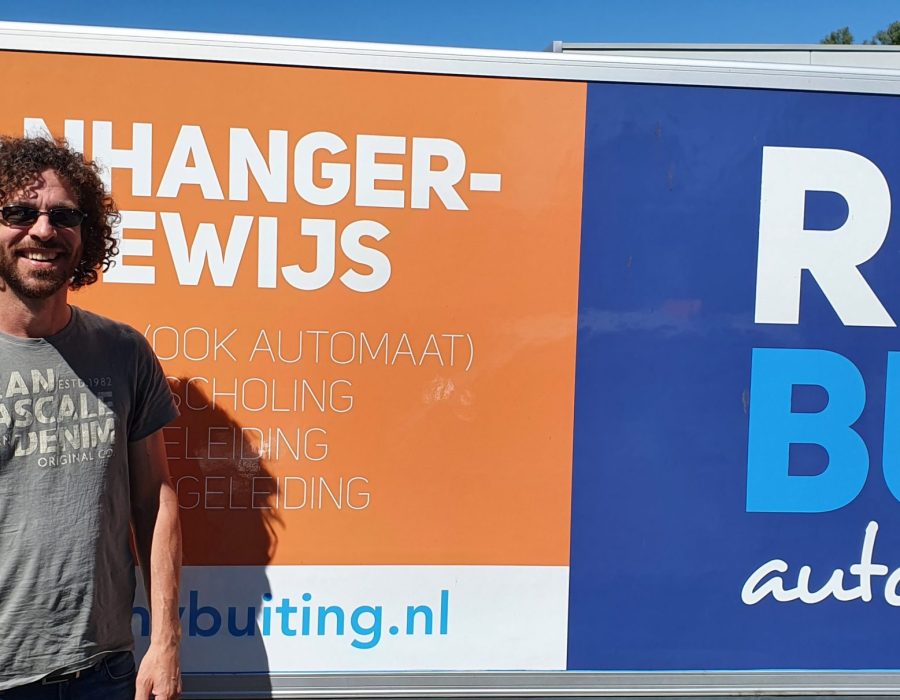 Gefeliciteerd Tom  in 1 keer geslaagd voor je E achter B rijbewijs!