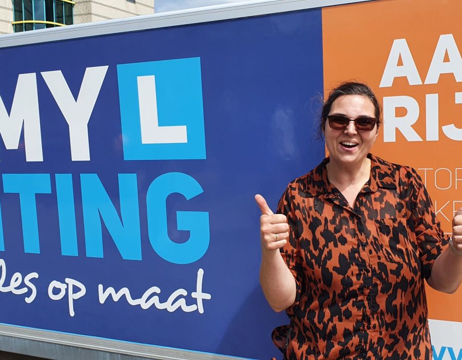 Gefeliciteerd Daisy in 1 keer geslaagd voor je E achter B rijbewijs!