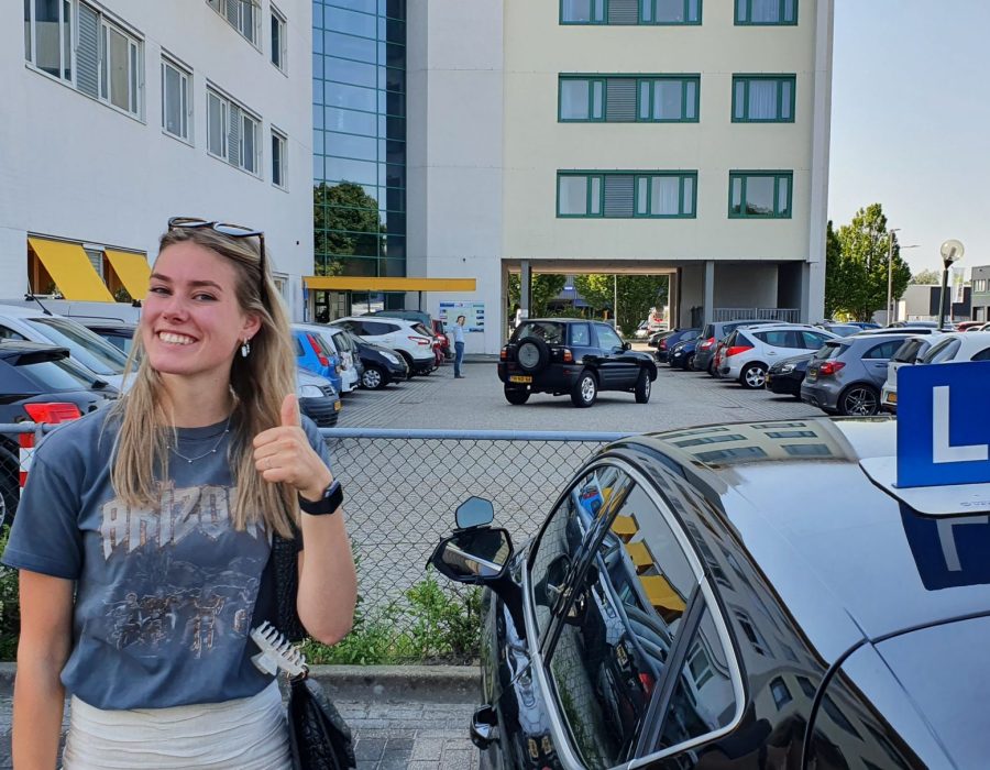 Gefeliciteerd Lois in 1 keer geslaagd voor je rijbewijs!