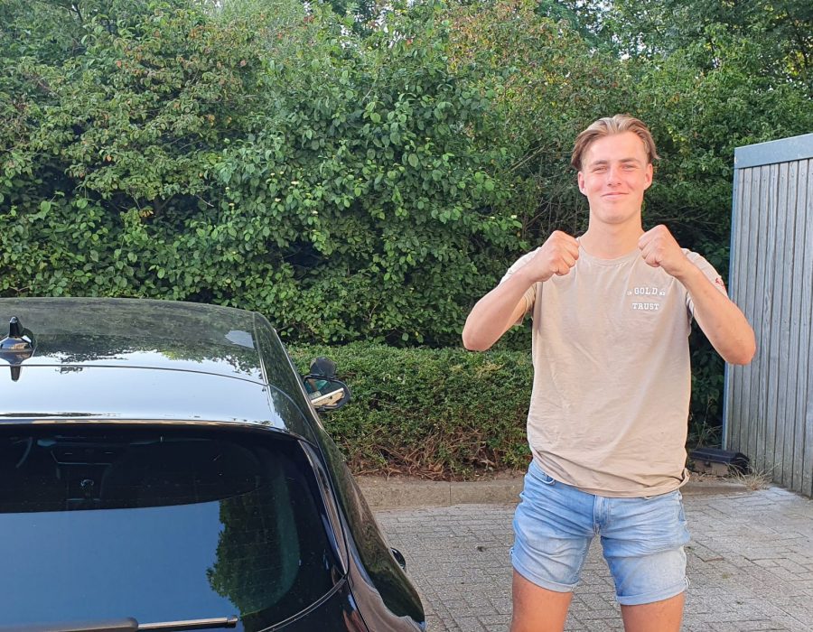 Gefeliciteerd Luuk in 1 keer geslaagd voor je rijbewijs!