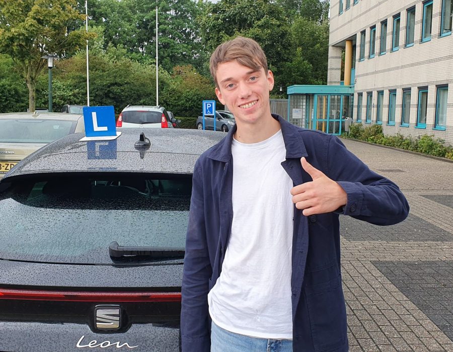 Gefeliciteerd Vidar in 1 keer geslaagd voor je rijbewijs!