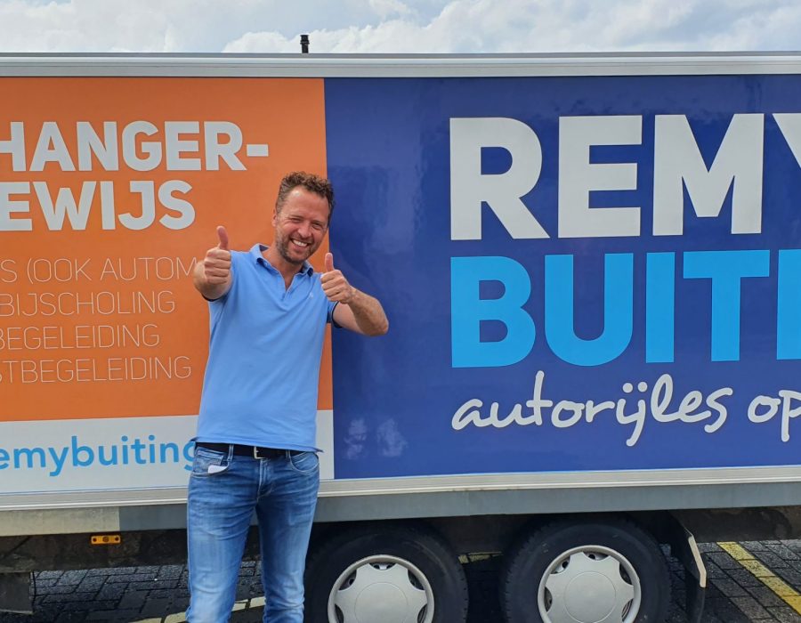 Gefeliciteerd Emiel in 1 keer geslaagd voor je E achter B rijbewijs!