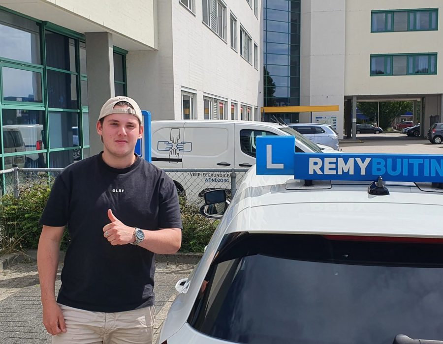 Gefeliciteerd Justin in 1 keer geslaagd voor je rijbewijs!