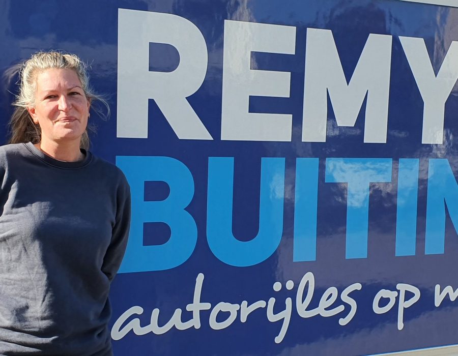 Gefeliciteerd Janneke geslaagd voor je E achter B rijbewijs.